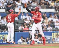 １回、先制の左越え２ランを放ち森岡コーチ（左）とハイタッチを交わすマッカスカー（撮影・開出牧）