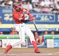 １回、先制の左越え２ランを放つマッカスカー（撮影・開出牧）