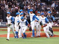 対ソフトバンク戦で今季初勝利をあげ、笑顔でタッチを交わす日本ハムナイン（撮影・中島達哉）
