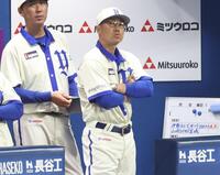 ベンチで厳しい表情の相川監督（撮影・金田祐二）