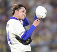 ５回、６点目を失い、マウンド上で汗を拭う石田裕（撮影・西岡正）