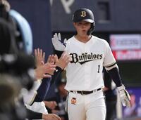 ９回、太田は右越えに本塁打を放ち、ベンチでナインに迎えられる（撮影・坂部計介）