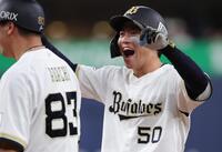 ６回、山中はバットを折られながらも適時打を放ち、一塁上で笑顔を見せる（撮影・坂部計介）