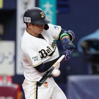 ４回、若月は右前に勝ち越しとなる適時打を放つ（撮影・坂部計介）