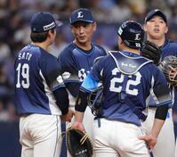 ６回、マウンドで佐藤（左）に降板を告げる西口監督（撮影・坂部計介）