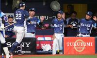 ６回、左越えに２ランを放った古賀悠を笑顔で迎える西口監督（撮影・坂部計介）