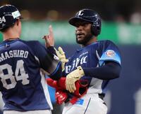 ５回、カナリオは左翼線に２点適時打を放ち、一塁上でおどけたポーズをとる（撮影・坂部計介）