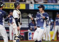 ６回、古賀悠は左越えに２ランを放ち、笑顔で生還する（撮影・坂部計介）