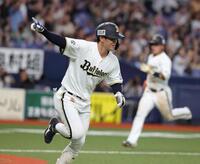 延長１０回、サヨナラ打を放ち、ベンチに向かってアピールする太田（撮影・坂部計介）