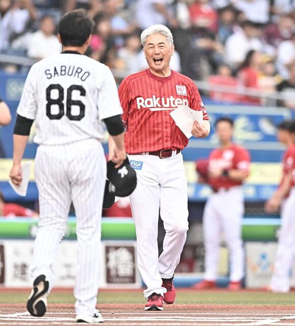 楽天・吉井新監督がメンバー交換 ロッテ・サブロー監督と笑顔で握手