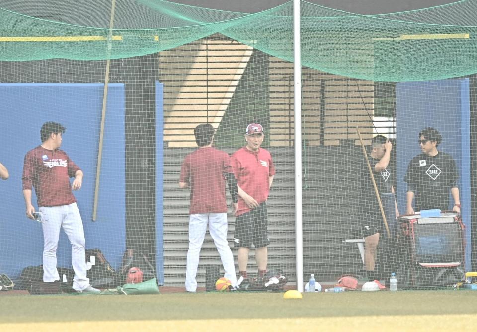 試合前、外野で前田健（中央左）と言葉を交わす吉井監督（撮影・開出牧）
