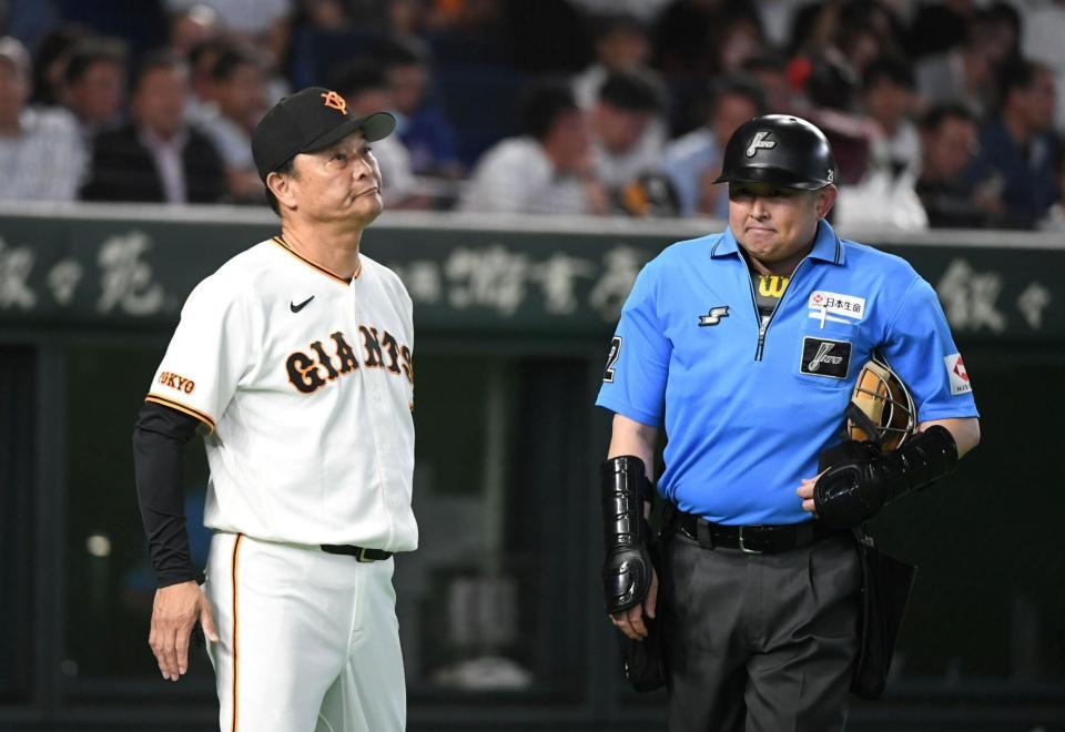 長井球審（右）の説明を聞く橋上監督代行（撮影・佐藤厚）