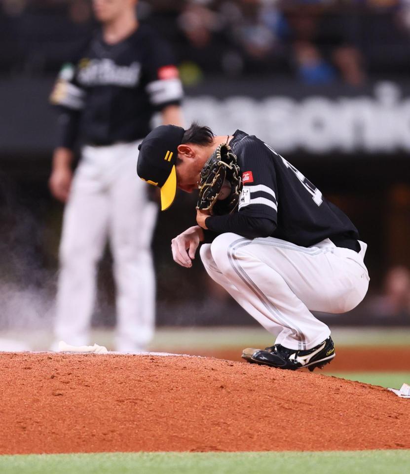 ４回、逆転を許し、マウンドでしゃがみ込む大津（撮影・中島達哉）