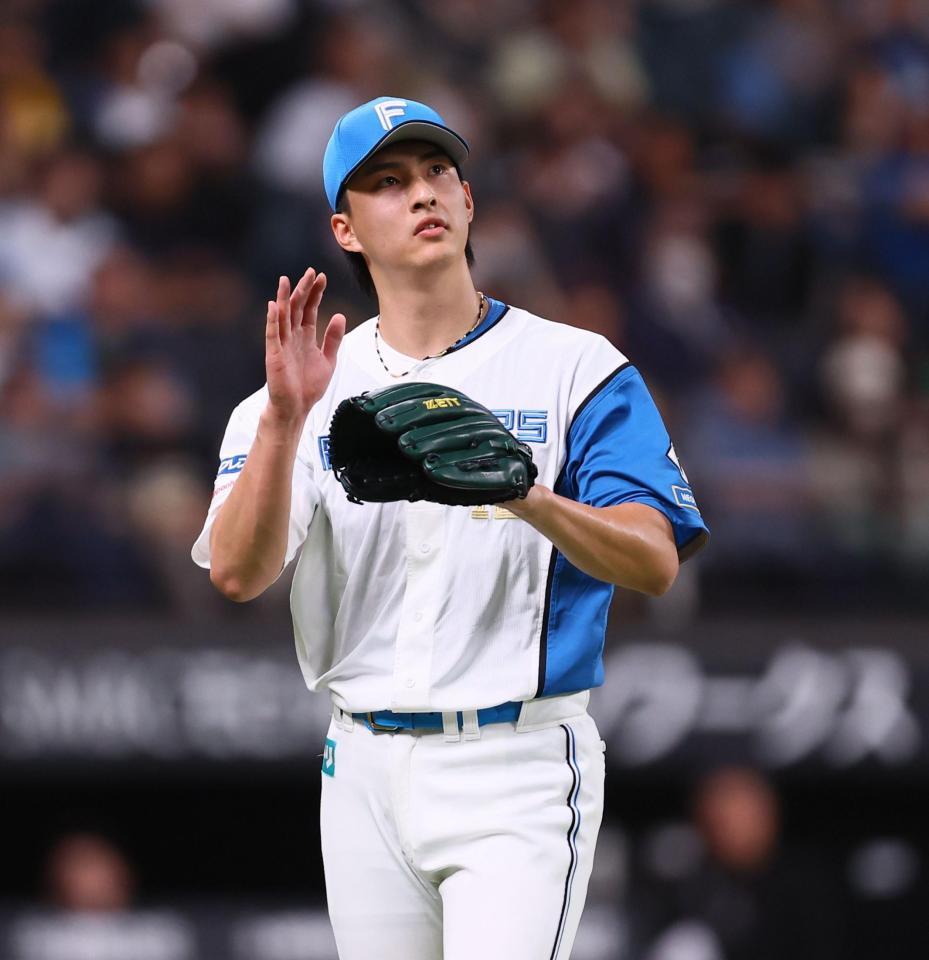 ７回、三者凡退に抑え、ベンチに戻る達（撮影・中島達哉）