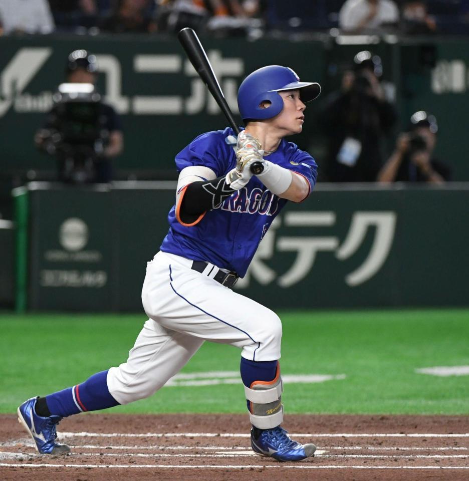 ２回、村松は右前に先制適時打を放つ（撮影・佐藤厚）