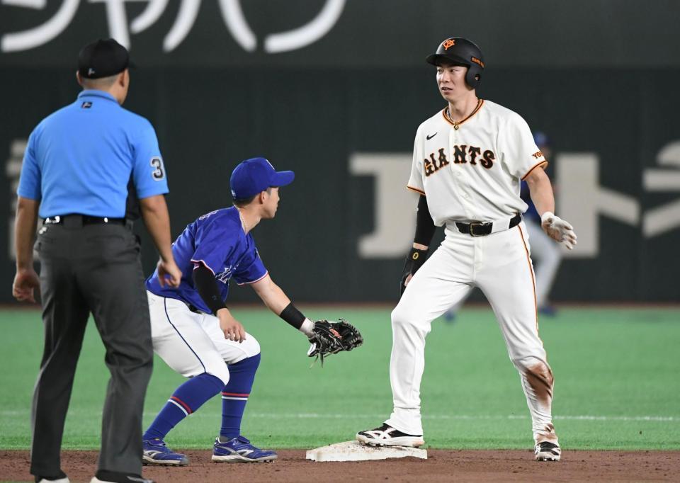 ７回、ダルベックは空振り三振。石伊捕手（左）の二塁送球を妨害したとして守備妨害。一走・松本もアウトとなる（撮影・佐藤厚）