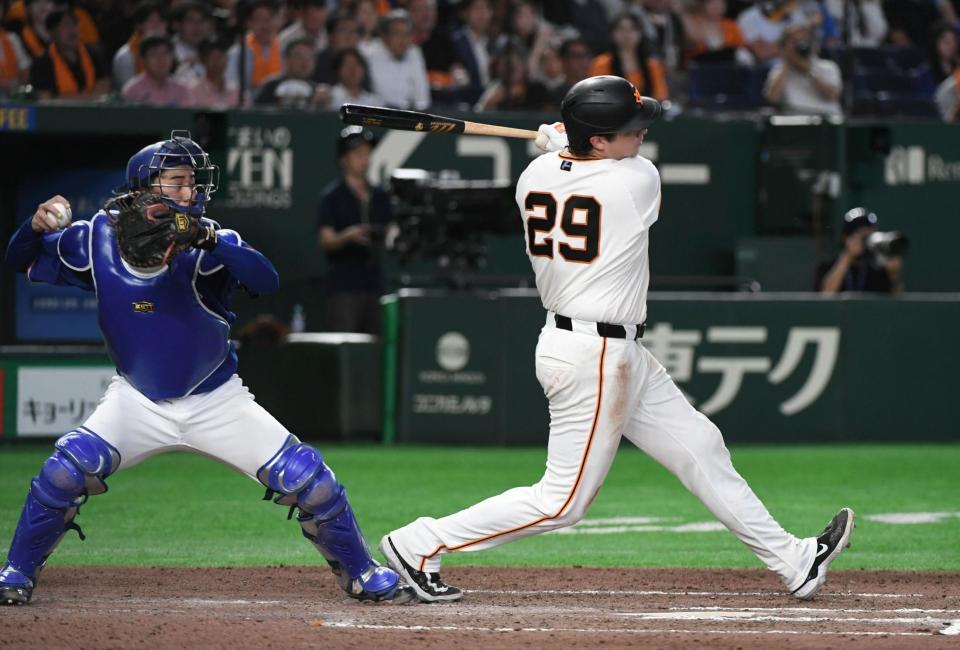 ７回、ダルベックは空振り三振。石伊捕手（左）の二塁送球を妨害したとして守備妨害。一走・松本もアウトとなる（撮影・佐藤厚）