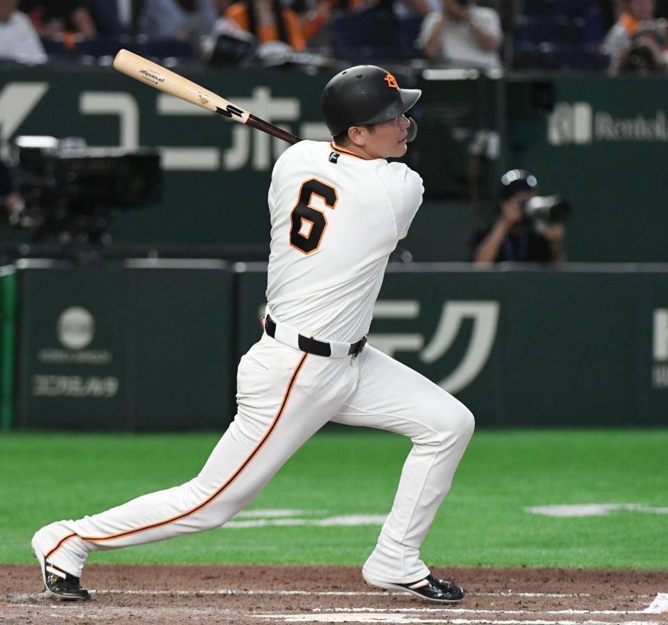 ６回、坂本は右前安打を放つ（撮影・佐藤厚）