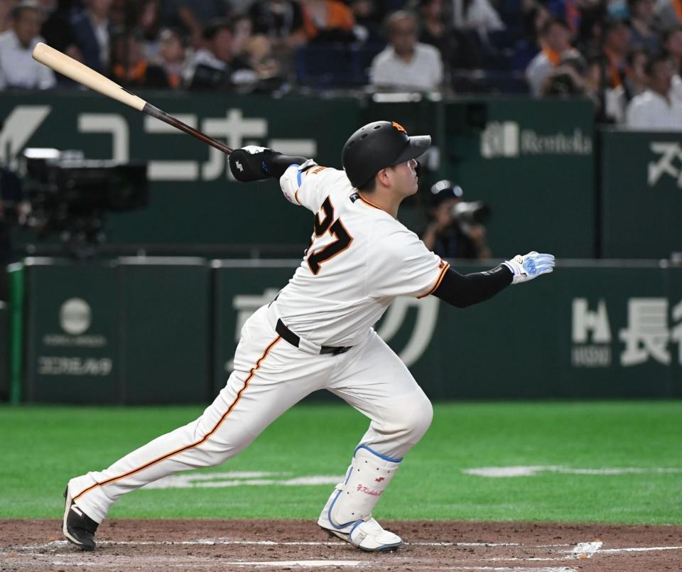 ５回、岸田は左中間に追撃の４号２ランを放つ（撮影・佐藤厚）
