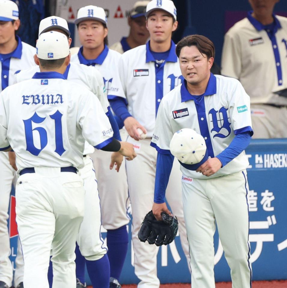 １回、５点を失い厳しい表情でベンチに戻る石田裕（撮影・金田祐二）