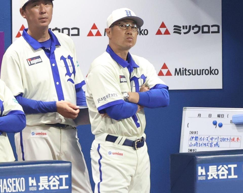 ベンチで厳しい表情の相川監督（撮影・金田祐二）