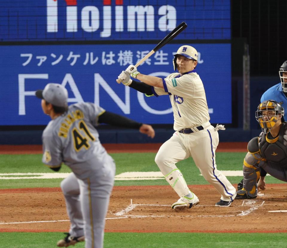 ３回、適時打を放つ佐野（撮影・金田祐二）