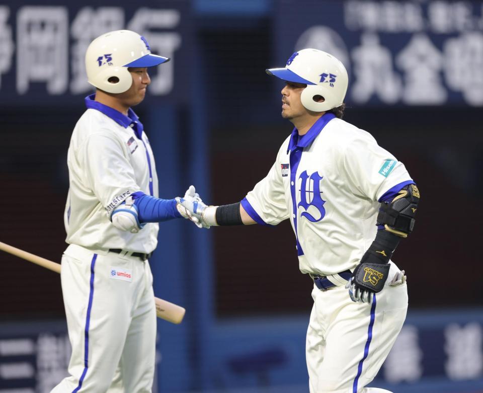２回、右越えソロを放ち、勝又（左）とタッチを交わす宮崎（撮影・西岡正）