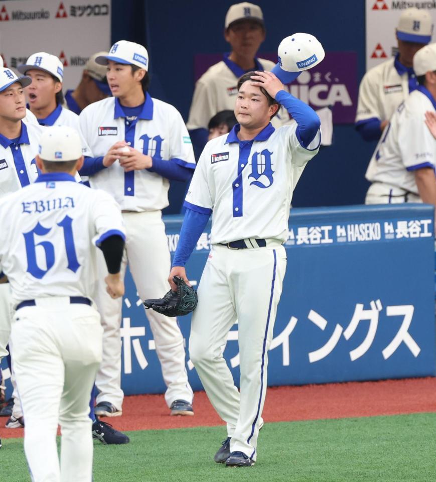 １回、５点を失い厳しい表情でベンチに戻る石田裕（撮影・金田祐二）