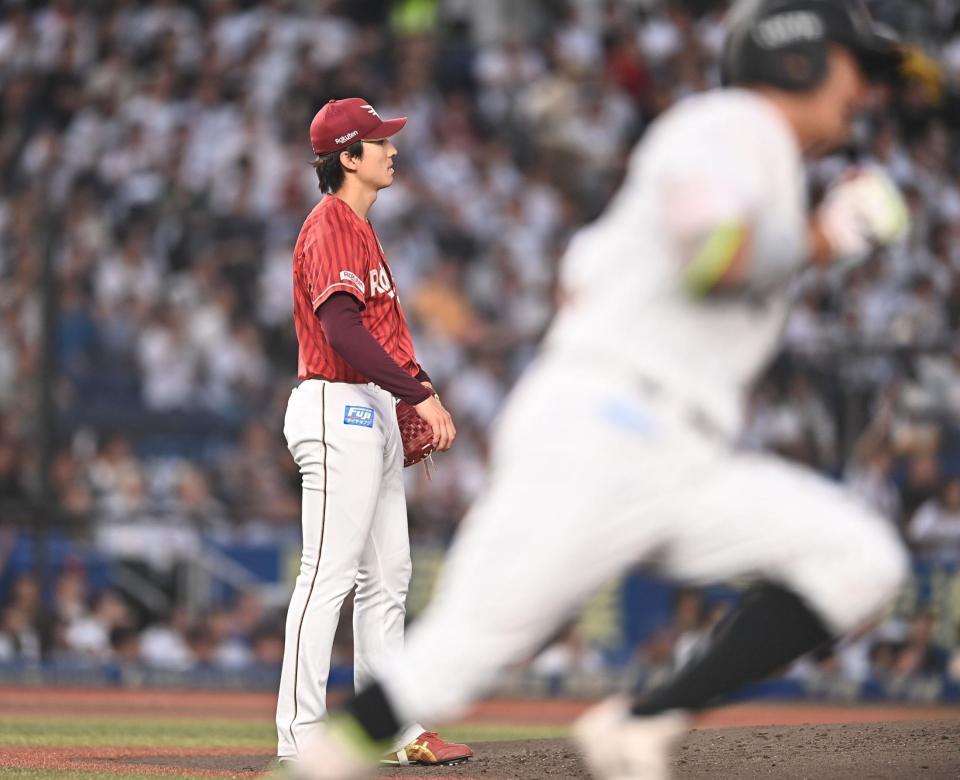 ２回、佐藤（手前）に右越えソロを打たれた荘司（撮影・開出牧）