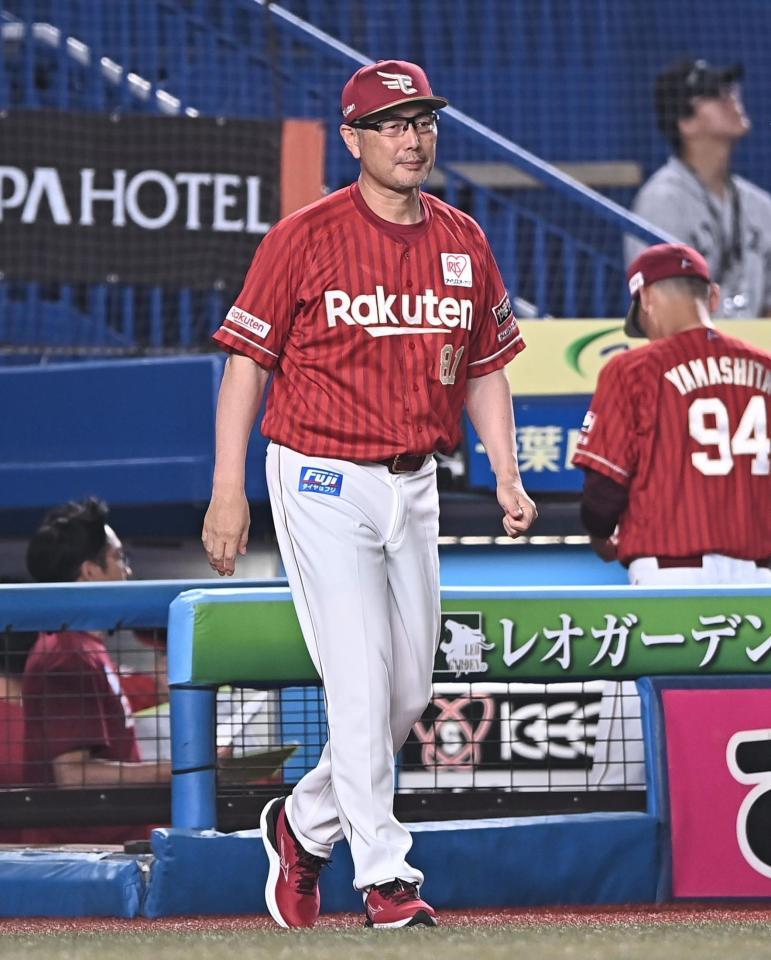 ６回、投手交代を告げる楽天・吉井理人監督＝ＺＯＺＯマリンスタジアム（撮影・開出牧）