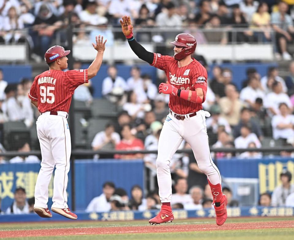 １回、先制の左越え２ランを放ち森岡コーチ（左）とハイタッチを交わすマッカスカー（撮影・開出牧）