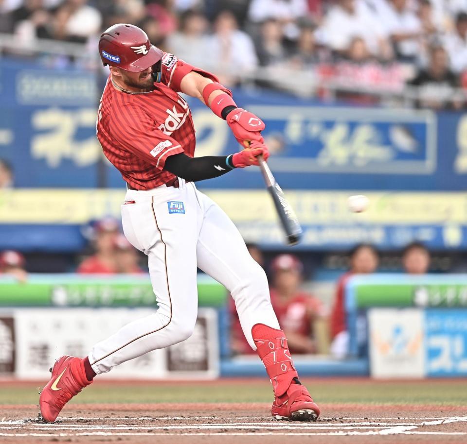 １回、先制の左越え２ランを放つマッカスカー（撮影・開出牧）