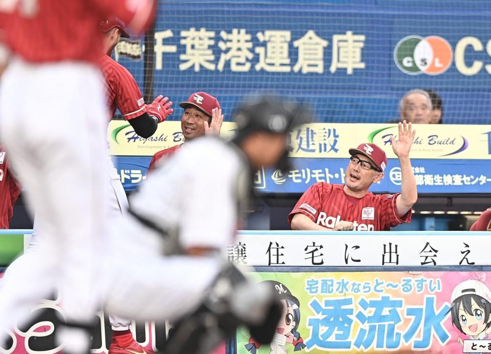 １回、先制の左越え２ランを放ったマッカスカー（後方左）を迎える吉井監督（後方右）後方中央は塩川ヘッドコーチ（撮影・開出牧）