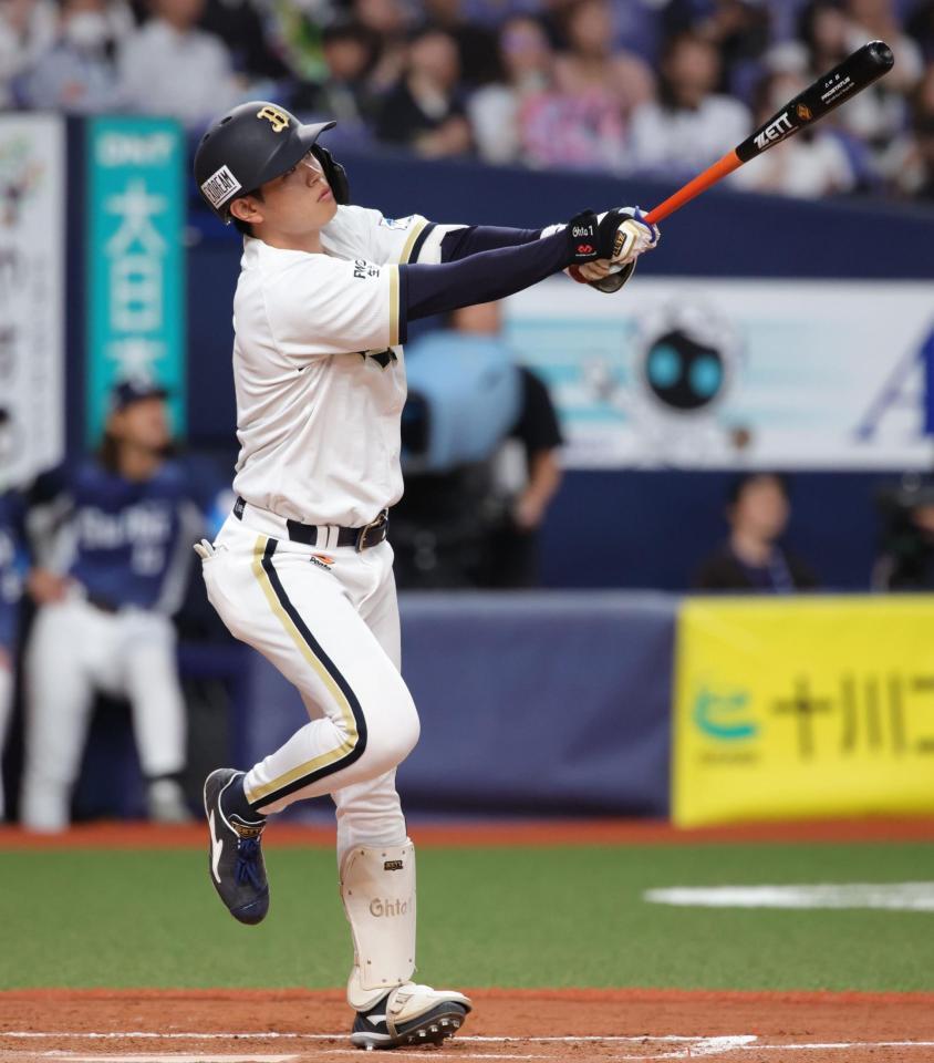 ９回、太田は右越えに本塁打を放つ（撮影・坂部計介）