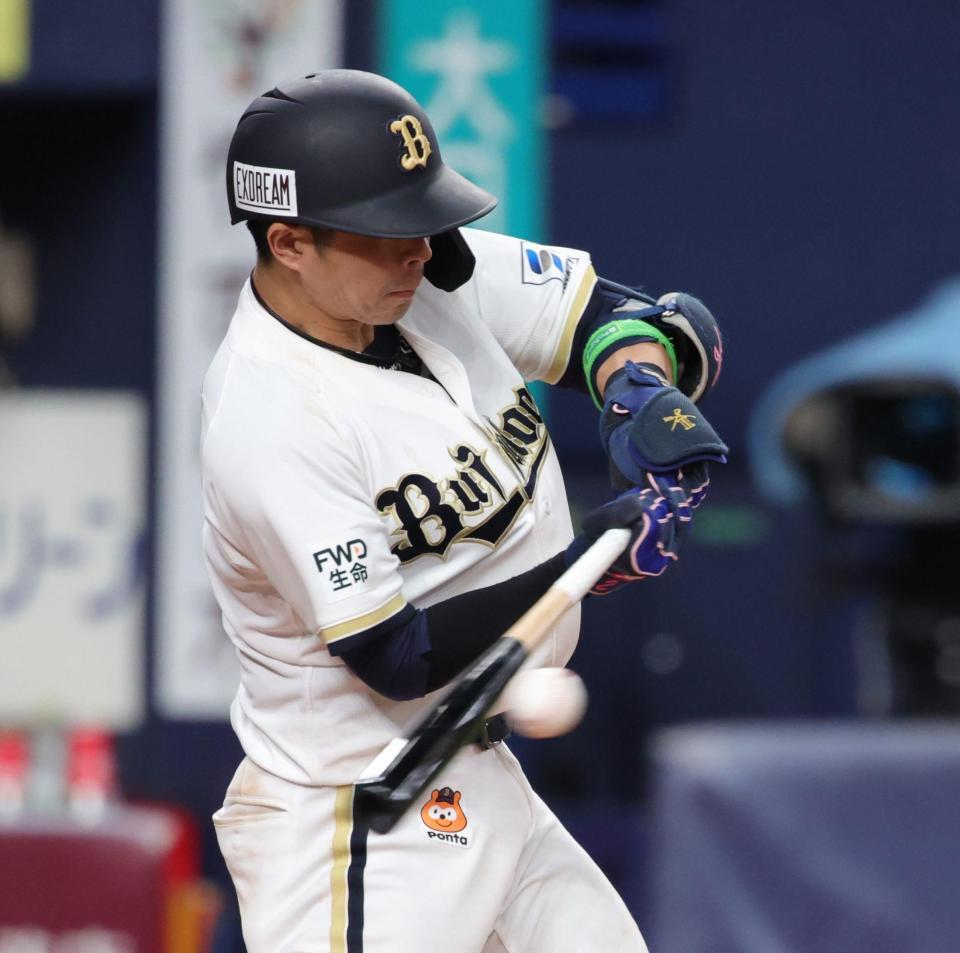 ４回、若月は右前に勝ち越しとなる適時打を放つ（撮影・坂部計介）