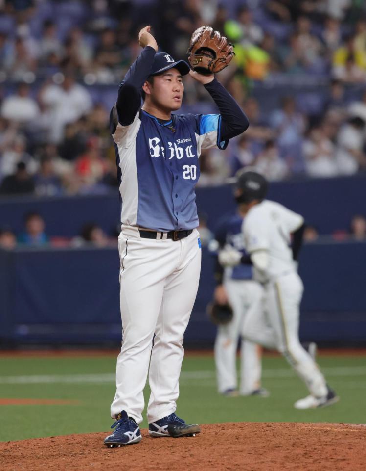 ９回、太田に同点となる本塁打を浴び、呆然とする岩城（撮影・坂部計介）