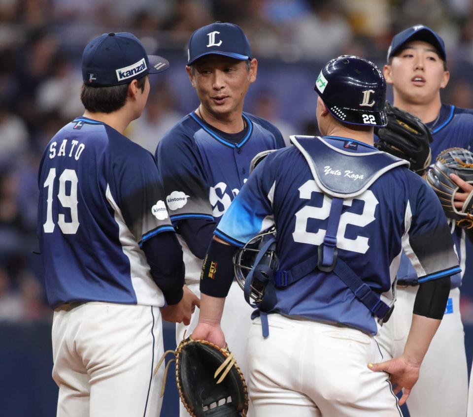 ６回、マウンドで佐藤（左）に降板を告げる西口監督（撮影・坂部計介）