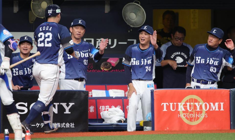 ６回、左越えに２ランを放った古賀悠を笑顔で迎える西口監督（撮影・坂部計介）