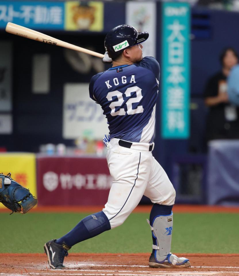 ６回、古賀悠は左越えに２ランを放つ（撮影・坂部計介）
