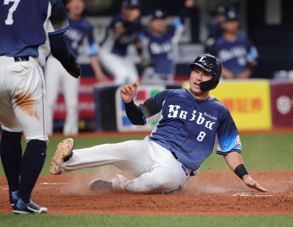 ５回、カナリオの適時打で三走桑原将志に続き二走・渡部も生還、一気に逆転する（撮影・坂部計介）