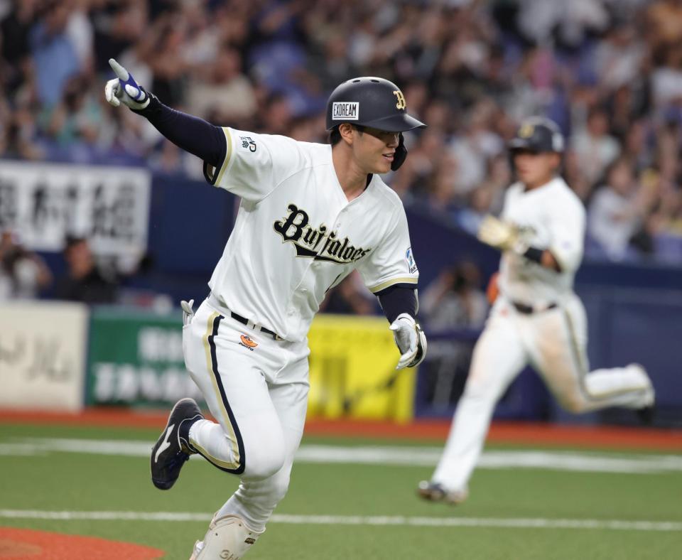 延長１０回、サヨナラ打を放ち、ベンチに向かってアピールする太田（撮影・坂部計介）