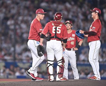 　６回、ポランコに四球を与えた鈴木翔（右端）に投手交代を告げ、自らマウンドへ行く吉井監督（左）＝撮影・開出牧