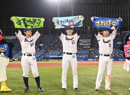 　投打のヒーローの（左から）武岡、吉村、古賀（撮影・園田高夫）