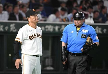 　長井球審（右）の説明を聞く橋上監督代行（撮影・佐藤厚）