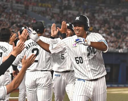 　６回、満塁本塁打を放ちナインとタッチを交わす愛斗