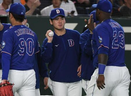 ウイニングボールを手にナインを出迎える金丸（中央）＝撮影・佐藤厚