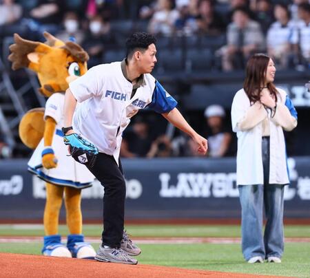 試合前に行われたプロポーズ大作戦（撮影・中島達哉）