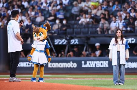 試合前に行われたプロポーズ大作戦（撮影・中島達哉）