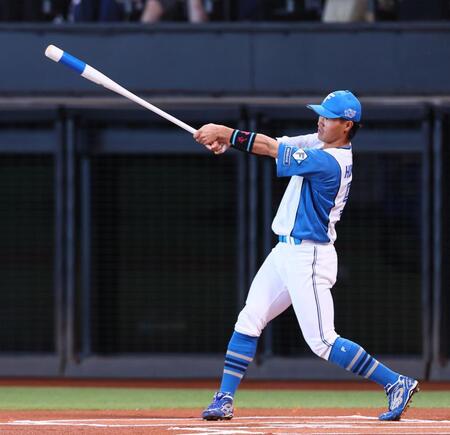 試合前に行われたプロポーズ大作戦で打席に立った細川（撮影・中島達哉）