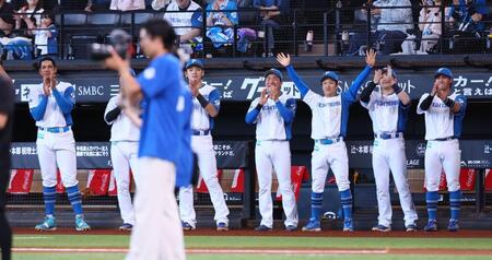 試合前に行われたプロポーズ大作戦で拍手を送る日本ハムナイン（撮影・中島達哉）